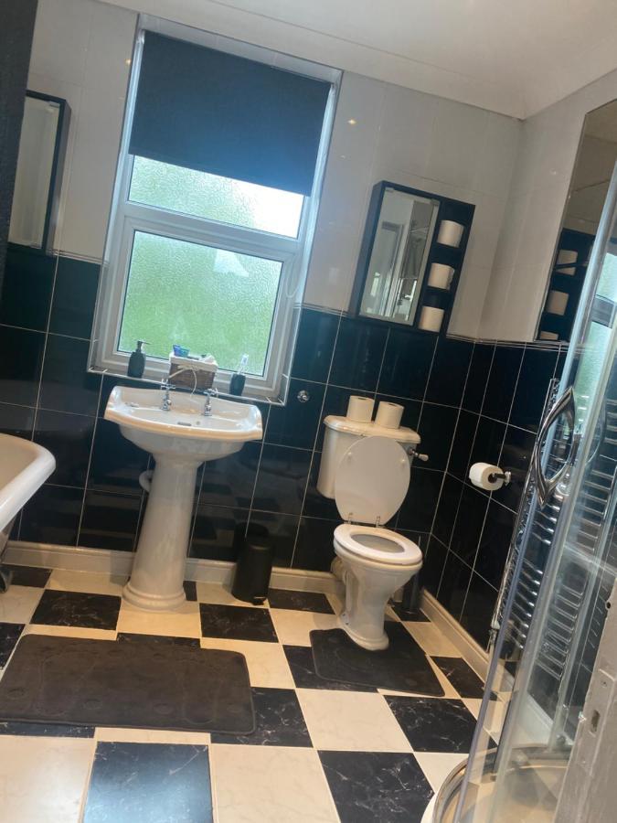 Quigley Buildings - Stylish Entire 2 Bed House Sleeps 5 Wigan - Private Garden - Free Parking - Wifi - Secure Garden Apartment Exterior foto